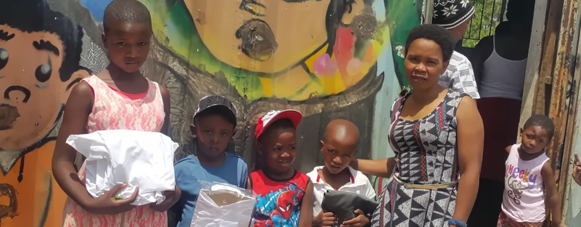 For Children, Kinder erhalten die Schuluniform